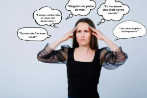 Jovem mulher pensa e acredita que ninguém gosta dela, o que lhe causa tristeza.