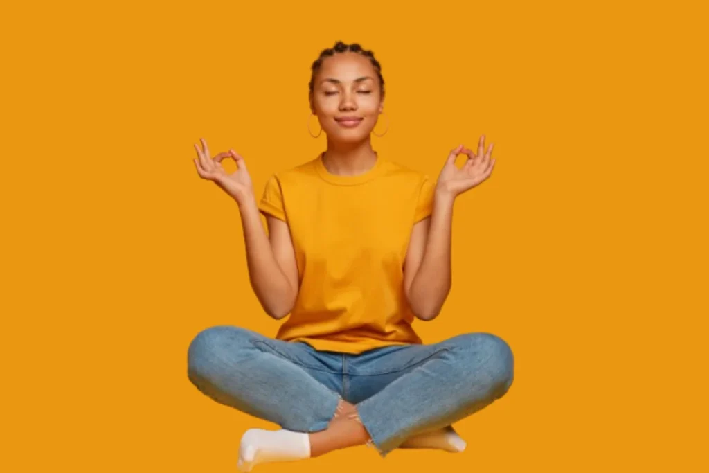 Mulher jovem praticando mindfulness. 