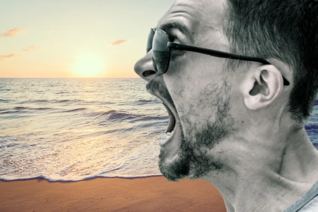 Homem apresentando sinais de medo do mar, característica comum da talassofobia.