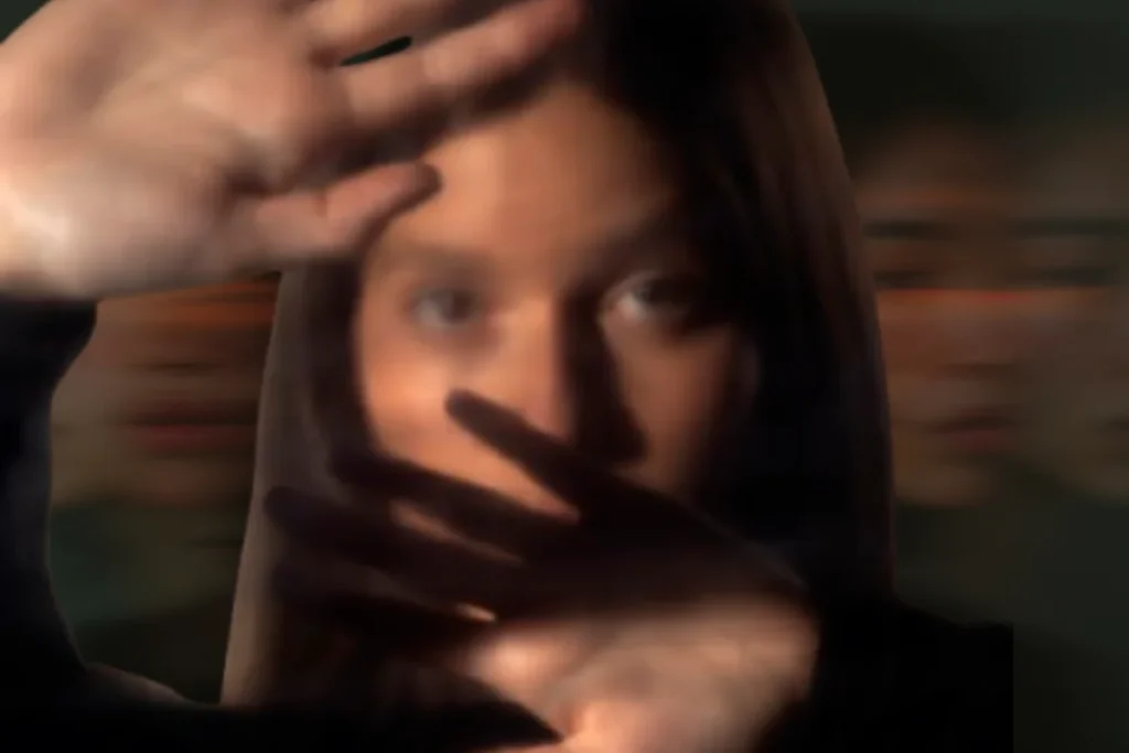 Presença de delírios e alucinações, característicos da esquizofrenia.