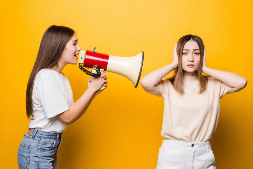 A cena, com a presença de duas mulheres jovens, representa de forma clara a ausência de Comunicação Não Violenta. (