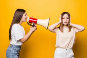 A cena, com a presença de duas mulheres jovens, representa de forma clara a ausência de Comunicação Não Violenta. (
